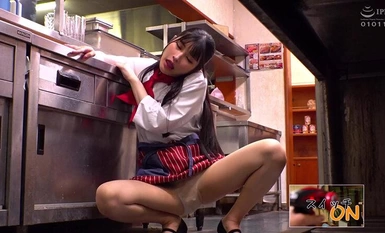 ZOZO-182 수치심! 미소녀 완전 음란 암컷화 빅뱅 로터 전압 85배! 전마 초강력 진동으로 가차없이 야외 요실금시키는 폭탄 로터를 키츠맨에 삽입하여 분출 액메데이트! ~ 사쿠라 편