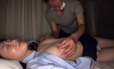 AT-176 Undiluted J ● Gadis Cantik Beruniform Mengintai Creampie Tidur