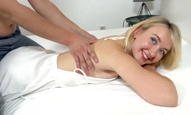 SITW-043 Một cô gái tóc vàng dễ thương với nụ cười gọn gàng cuối cùng cũng có được cô ấy sau khi đón phụ nữ nghiệp dư ở Hungary đang trên đường đi hẹn hò với bạn trai mới bắt đầu hẹn hò... Cô ấy rất nghiêm túc và thận trọng nên tôi đã xoa bóp cho cô ấy Cô ấy thả lỏng âm hộ của mình, nới lỏng âm hộ của cô ấy và buộc cô ấy phải tẩm bổ trước mặt bạn trai của mình... Ann Joy