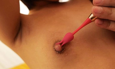 HAZU-003 与儿子的小同学一起泡温泉的可耻暴露 "你有一张可爱的脸和长长的淫秽乳头"，以及无情的乳头挑逗。当然，他们没有告诉对方的父母。