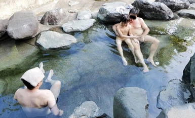 HAZU-003 与儿子的小同学一起泡温泉的可耻暴露 "你有一张可爱的脸和长长的淫秽乳头"，以及无情的乳头挑逗。当然，他们没有告诉对方的父母。