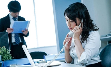 NGOD-204 当我委托职员的妻子处理客户的投诉时，她为自己的无理要求道歉，脱下自己的衣服，被大鸡巴干......当我发现时，她已经在床上偷走了我的身体和灵魂。......... 佐佐原尤里