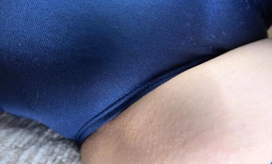 OKS-157 天野碧 濡れてテカってピッタリ密着 神スク水 可愛い女子のスクール水着姿をじっとりと堪能！着替え盗撮から始まり貧乳から巨乳にパイパン、ハミ毛、ジョリワキ等のフェチ接写やローションソーププレイやスク水ぶっかけ等を完全着衣で楽しむAV