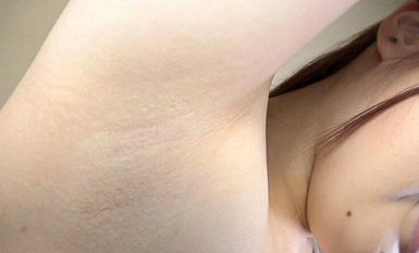 OKS-157 天野碧 濡れてテカってピッタリ密着 神スク水 可愛い女子のスクール水着姿をじっとりと堪能！着替え盗撮から始まり貧乳から巨乳にパイパン、ハミ毛、ジョリワキ等のフェチ接写やローションソーププレイやスク水ぶっかけ等を完全着衣で楽しむAV