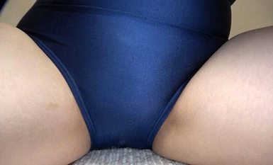 OKS-157 天野碧 濡れてテカってピッタリ密着 神スク水 可愛い女子のスクール水着姿をじっとりと堪能！着替え盗撮から始まり貧乳から巨乳にパイパン、ハミ毛、ジョリワキ等のフェチ接写やローションソーププレイやスク水ぶっかけ等を完全着衣で楽しむAV