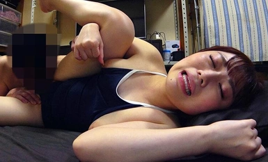 OKS-157 天野碧 濡れてテカってピッタリ密着 神スク水 可愛い女子のスクール水着姿をじっとりと堪能！着替え盗撮から始まり貧乳から巨乳にパイパン、ハミ毛、ジョリワキ等のフェチ接写やローションソーププレイやスク水ぶっかけ等を完全着衣で楽しむAV