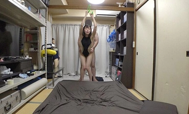 OKK-066 日向ひかげ 濡れてテカってピッタリ密着 神競泳水着 可愛い女子の競泳水着姿をじっとりと堪能！着替え盗撮から始まり貧乳から巨乳にパイパン、ハミ毛、ジョリワキ等のフェチ接写やローションソーププレイや競泳水着ぶっかけ等を完全着衣で楽しむAV