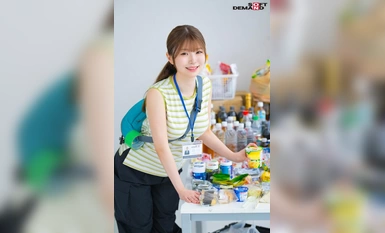 SDJS-220 导演部 入职第一年 水谷泉（21 岁） 刚毕业的 AD，性格朴实无华，因为欣赏电影中出现的女员工而决定加入公司。 她脱掉衣服时，发现自己的胸部非常漂亮，于是决定立即拍摄！我期待已久了！ 首次出演 AV！