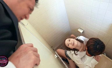 FJIN-008 エロ尻で悩殺し囁き淫語でトロかして骨抜きに…愛妻家上司を甘やかし根こそぎ精子を奪い尽くす悪女すぎる新人OL 秋元さちか