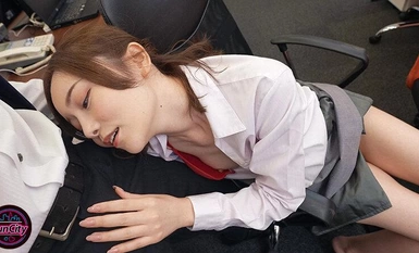 FJIN-008 エロ尻で悩殺し囁き淫語でトロかして骨抜きに…愛妻家上司を甘やかし根こそぎ精子を奪い尽くす悪女すぎる新人OL 秋元さちか