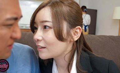 FJIN-008 エロ尻で悩殺し囁き淫語でトロかして骨抜きに…愛妻家上司を甘やかし根こそぎ精子を奪い尽くす悪女すぎる新人OL 秋元さちか