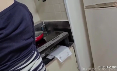 FC2-PPV-4277111 [個人] 皮膚光滑、胸部美麗的年輕妻子因為缺錢而接受了3P。她似乎正在發情，如果她面前有一根棍子，她就會把它吸進嘴裡，當它碰到她的陰道時，她會尖叫和喘氣。