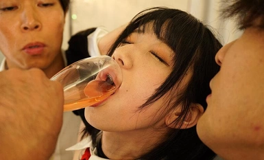 DVEH-022 为一家骗人的咖啡馆里不小心纹身、咸湿和疏忽的女孩们提供惩罚性性爱和春药咨询，以改善管理！性爱不受限制，女孩们可以使用春药！DVE-022 可以在里面射精的咖啡馆！