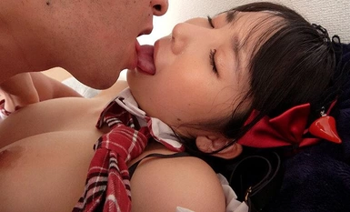 DVMM-063 おじさん童貞純情物語～恋する地下アイドル～ デビューから応援していた25歳年下の地下アイドルから告白されて付き合って童貞を卒業した中年独身男の奇跡の初恋ドキュメンタリー