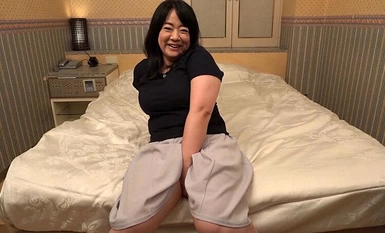 ZOO-114 40 岁的熟女业余熟女 Nakadashi Nakadashi 在交友网上认识的约会淫荡女人。