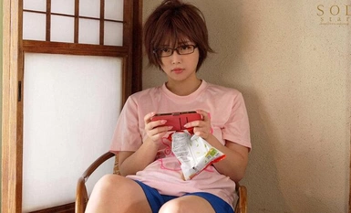 START-014V Tiba-tiba, adik saya pulang ke rumah buat kali pertama dalam beberapa tahun. Saya masih tinggal di rumah bersama ibu bapa saya, dan walaupun saya berusia 30-an, saya masih menjadi pembantu rumah (NEET) dan berasa malu. NEET, seorang wanita berk