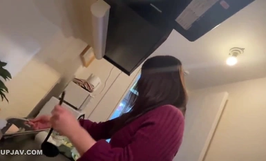 FC2-PPV-4255933 【無】【2射精】趣味が料理の巨乳彼女にキャミで肉じゃがを作らせたらあまりにエロさに大量中出し＆食後も精子入りマンコに妊娠確定中出し【本編2時間30分】【カフェで雑談特典付き