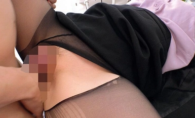 SKMJ-472 在丸之內工作的黑絲襪辦公室女士接受挑戰！沒有內褲黑色褲襪間性！她猛烈地摩擦她的大雞巴，她的黑色褲襪被浸濕了，他們把它們撕開並摩擦在一起，最後滑進她粘糊糊的裂縫中並不斷射精！ ！