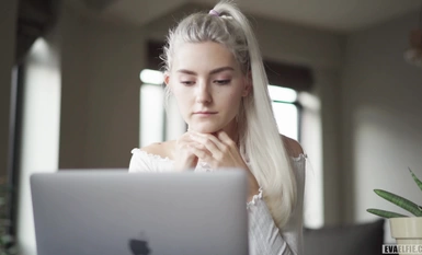 Eva_Elfie_上網課無聊邊聽邊自慰男友看到受不了直播做愛後入射了好多