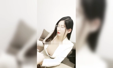 Wanita muda yang perangai Li Ya merangsang pelanggan untuk merangkap di kedai teh untuk menandatangani kontrak.