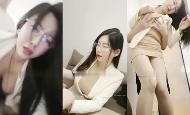 Pinasisigla ng mapusok na batang babae na si Li Ya ang kliyente na mag-cum sa isang teahouse para pumirma ng kontrata.