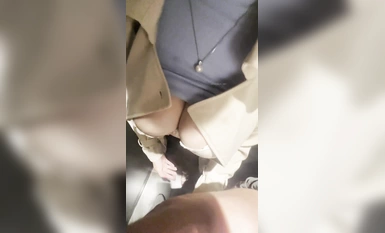 Jitterbug's extremely large breasts netizen Li Ya and her fan fuck buddy have sex in the men's restroom of the shopping center.