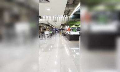 เศรษฐีขอให้ดารา Douyin หน้าอกใหญ่ Li Ya ไปเข้าห้องน้ำในห้างสรรพสินค้า แต่เขาส่งปืนให้ภายในสามวินาที