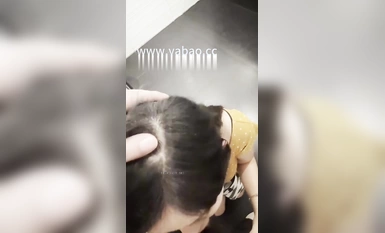 เศรษฐีขอให้ดารา Douyin หน้าอกใหญ่ Li Ya ไปเข้าห้องน้ำในห้างสรรพสินค้า แต่เขาส่งปืนให้ภายในสามวินาที