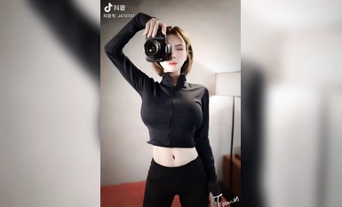 [Star Streaming] 18 line starlet online red [Jiang Wen Shan] and gold master hotel sex PAPA, there are several original songs, daily work is basically a nightclub walk (2)