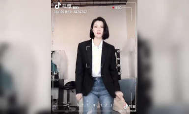 [Star Streaming] 18 line starlet online red [Jiang Wen Shan] and gold master hotel sex PAPA, there are several original songs, daily work is basically a nightclub walk (2)