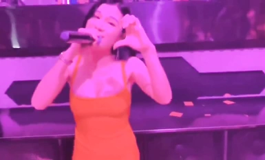 [Star Streaming] 18 line starlet online red [Jiang Wen Shan] and gold master hotel sex PAPA, there are several original songs, daily work is basically a nightclub walk (2)