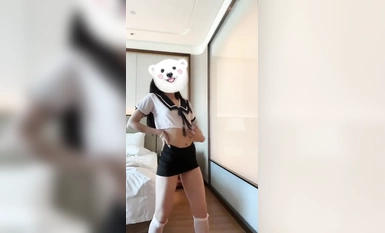 นางฟ้าตัวน้อยขายาว [Sweet Sisi] โชว์ม้าตัวเดียวของเธอและมีความยืดหยุ่นดีในฐานะนักเต้น เธอได้รับการฝึกฝนให้เป็นสุนัขตัวเมียโดยพ่อของสปอนเซอร์!