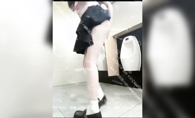 兔崽爱喷水tuzaibaby粉色jk挑战男厕所内露出自慰险些被发现
