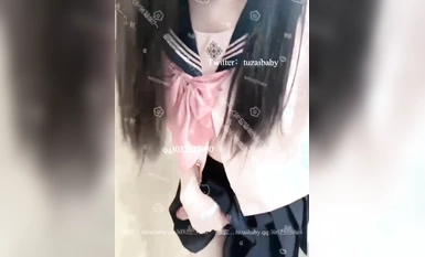兔崽爱喷水tuzaibaby粉色jk挑战男厕所内露出自慰险些被发现