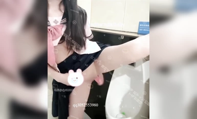 兔崽爱喷水tuzaibaby粉色jk挑战男厕所内露出自慰险些被发现