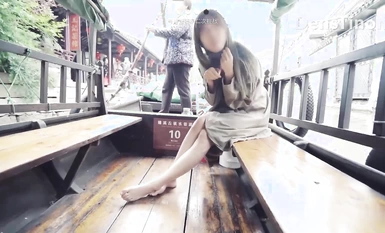 戶外全露出，北京天使江南小鎮遊船全裸露出，多次全裸，兄弟們仔細看看，脫光了幾次