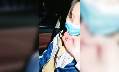 高中清純眼鏡學妹初夜開苞，兩片陰唇飽滿肥美，裂縫相當緊致，辣手摧花，落紅點點～ (2)