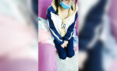 高中清純眼鏡學妹初夜開苞，兩片陰唇飽滿肥美，裂縫相當緊致，辣手摧花，落紅點點～ (2)