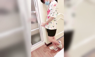 Cô gái đeo kính ngây thơ thời trung học lần đầu tiên mở âm hộ. Hai môi âm hộ đầy đặn và khe hở khá chật. Nó nóng đến mức khiến âm hộ của cô ấy đỏ lên.