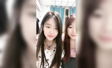 [Sayang Baby Ying] Seorang pelajar perempuan berusia 19 tahun membawa kawan baiknya ke laut~mereka bertiga menanggalkan pakaian mereka sambil menggosok payudaranya dan bermain dengan mereka... (5)