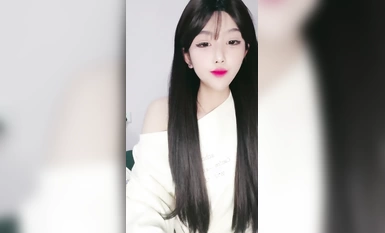 달콤한 여신 '샤오위엔'은 늑대 친구들과 소통하며 늑대 친구들을 놀리고, 스트립쇼를 추며 유혹하는 등 매우 귀엽고 멋진 라이브 쇼에서 가슴, 전기 엉덩이, 분홍색 음부를 모두 클로즈업하여 멋진 흥분을 선보입니다.