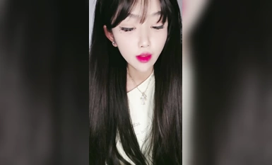 달콤한 여신 '샤오위엔'은 늑대 친구들과 소통하며 늑대 친구들을 놀리고, 스트립쇼를 추며 유혹하는 등 매우 귀엽고 멋진 라이브 쇼에서 가슴, 전기 엉덩이, 분홍색 음부를 모두 클로즈업하여 멋진 흥분을 선보입니다.