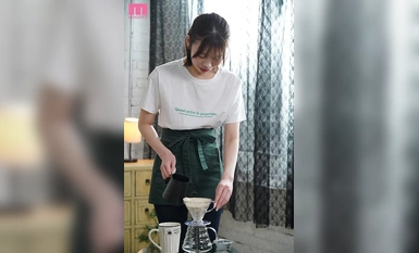 MIFD-488 Người mới 20 tuổi Tôi thích mọi người! Đó là lý do tại sao tôi thích H hơn. Một nhân viên quán cà phê nổi tiếng nào đó làm việc ở Phường Suginami năm lần một tuần và có thân hình cong tuyệt đẹp khiến cô ấy ra mắt AV với một nụ cười! Sakura Iori