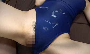 OKS-161 月見りょう 濡れてテカってピッタリ密着 神スク水 可愛い女子のスクール水着姿をじっとりと堪能！着替え盗撮から始まり貧乳から巨乳にパイパン、ハミ毛、ジョリワキ等のフェチ接写やローションソーププレイやスク水ぶっかけ等を完全着衣で楽しむAV 月美りょう