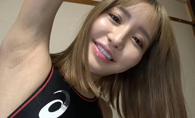 OKK-071 Sarina Momonaga 湿漉漉、亮闪闪的紧身神泳衣 欣赏穿着泳衣的可爱女孩！从偷拍女孩们穿衣服开始，然后是恋物特写镜头，拍摄她们的乳房、奶子、馅饼盘、毛茸茸的小穴和颠簸，以及乳液肥皂游戏和泳装bukkake，全部都是全套泳装。