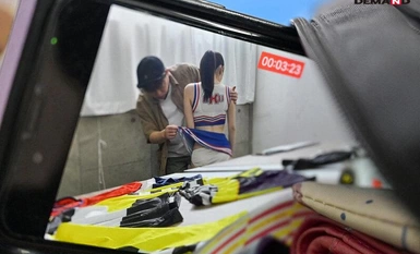 SUWK-019 วิดีโอของโฆษณาหญิงสาวสมองใสใจจริงในบริษัทผลิตรายการโทรทัศน์แห่งหนึ่งที่มีเพศสัมพันธ์ - เจ้านายของฉัน ผู้กำกับ และนักแสดงตลกที่ตะโกนใส่ฉันในสถานที่นั้น ล้วนแตกคารูเข้าไปในช่องคลอดของฉัน โมกะ อายาเซะ