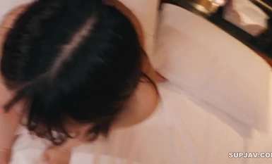 FC2-PPV-4418885 第一枪，面对面！限量至明天！可爱俏皮的大学生，亲吻小兔子就会浑身湿透！但当她脱掉衣服时，她的表现令人惊艳！她年轻美丽的身体还在发育中，拥有 E 罩杯的大奶子，她将被操两次！