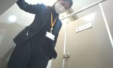 大膽坑神潛入國內某商業廣場女士衛生間雙視角偸拍多位美眉方便高顏值美女很小心對著鏡頭看了兩眼