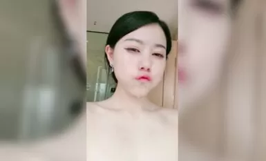 迷人的小少婦全程露臉激情大秀，床上床下浴室激情，道具抽插騷穴玩弄菊花，淫聲蕩語不斷，高潮噴水不止真騷