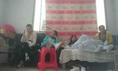 嫖雞不戴套《農民工探花》10月11日雞窩所有小姐都乾遍了唯獨粉衣價高妹子沒乾等她好久連幹她兩場好生猛下下到底呻吟不停